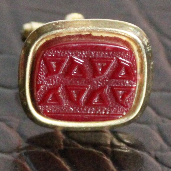 Vintage Cuff Links Gold Tone Metal with Dark Red Triangle Abstract Design - Picture 4 of 4